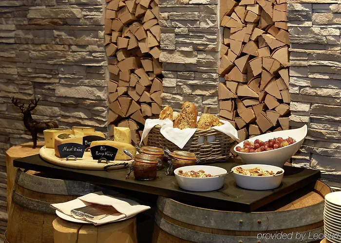 Elaya Steinplatte, Trademark By Wyndham וואידרינג